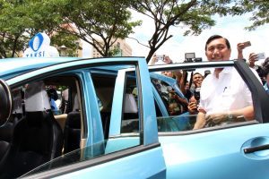 Menteri Koordinator Bidang Kemaritiman Luhut B Pandjaitan mencoba fasilitas kolaborasi antara bluebird dengan gojek (30/3)