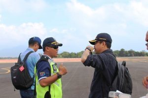 Asdep Infrastruktur Pelayaran, Perikanan dan Pariwisata Rahman Hidayat berdiskusi dengan Satpel Bandara Letung Kemenhub Ariadi, Anambas (05/03/2017)