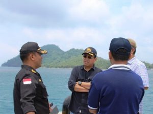 Asdep Infrastruktur Pelayaran, Perikanan dan Pariwisata Rahman Hidayat melakukan Peninjauan Pelabuhan Letung didampingi Syahbandar Pelabuhan Letung Ponco, Anambas (05/03/2017)