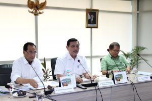 Menko Luhut pimpin Rakor pembahasan rencana revisi Peraturan Menteri Perhubungan No.32/2016 tentang Penyelenggaraan Angkutan Orang Dengan Kendaraan Bermotor Umum Tidak Dalam Trayek di Kantor Maritim, Jakarta (24/3). 