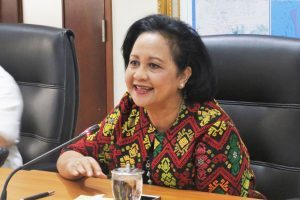 Istri Menko Maritim (Luhut Binsar Pandjaitan) Devi Pandjaitan saat memimpin