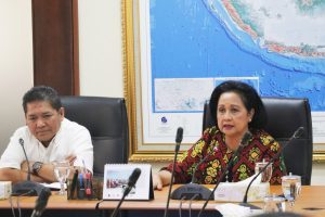 Ibu Devi Pandjaitan didampingi oleh Deputi IV Bidang Koordinasi SDM, IPTEK dan Budaya Maritim Kemenko Maritim Safri Burhanudin