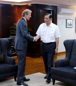 Menko Bidang Kemaritiman, Luhut B. Pandjaitan meeting dengan CEO Port of Rotterdam, Mr.Allard S Castelein di Kantor Maritim