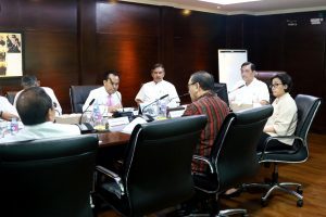 Menko Luhut pimpin Rapat Koordinasi Pembahasan Rancangan Keppres tentang Panitia Nasional IMF-WB Annual Meetings 2018, di Kantor Maritim (10/4)