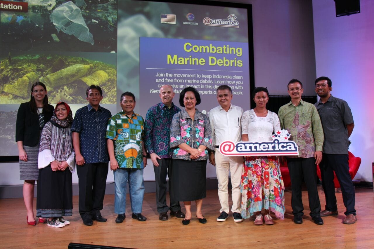 Kemenko Kemaritiman dan Kedubes AS Ajak Pelajar dan Komunitas Blogger Perangi Sampah Laut Kemenko Kemaritiman dan Kedubes AS Ajak Pelajar dan Komunitas Blogger Perangi Sampah Laut