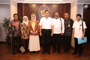 Menko Luhut Rapat dengan Walikota Tegal tentang Pembangunan Pelabuhan Tegal, di Kantor Maritim, Jakarta (5/4).