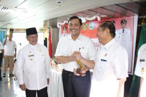 Menko Luhut B.Pandjaitan saat memberikan Pengarahan kepada peserta Musyawarah Perencanaan dan Pengembangan (Musrenbang) RKPD 2018 Provinsi Maluku tahun 2017, di KM Dorolonda, Bitung(7/4)