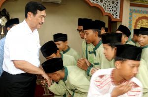 Menteri Koordinator Bidang Kemaritiman Luhut B Pandjaitan Temuai Para Santriwan/i di Pondok Pesantren As Tsaqafah Jakarta (6/4)