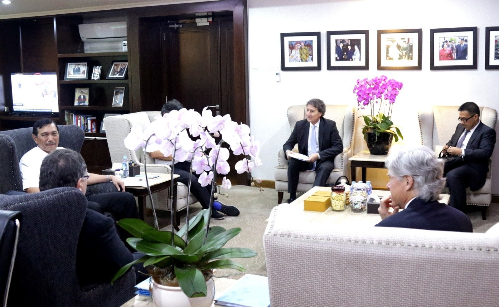 Menko Luhut Terima audiensi Mr. Patrick Pouyanne (CEO Total) dan Mr. Arnauld Breuillac (Presdir Total E&P) di Kantor Maritim Menko Luhut Terima audiensi Mr. Patrick Pouyanne (CEO Total) dan Mr. Arnauld Breuillac (Presdir Total E&P) di Kantor Maritim