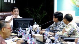 Menteri Koordinator Bidang Kemaritiman Luhut B Pandjaitan Menerima Paparan Usulan Program BPPT Tahun 2018 di Kantor Kemenko Maritim (6/4)