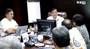 Menteri Koordinator Bidang Kemaritiman Luhut B Pandjaitan Menerima Paparan Usulan Program BPPT Tahun 2018 di Kantor Kemenko Maritim (6/4)