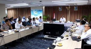 Menteri Koordinator Bidang Kemaritiman Luhut B Pandjaitan menerima Laporan Khusus Langkah dan Kebijakan Kemenko Bidang Kemaritiman dan Investasi RI terhadap Penangkapan/Penahanan dan Penenggelaman Kapal Ikan di Kantor Maritim (10/4)