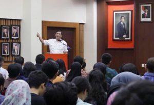 Bapak Luhut dalam kuliah umum Sosialisasi Kebijakan Kelautan Indonesia di FISIP UI, Rabu (05/04).