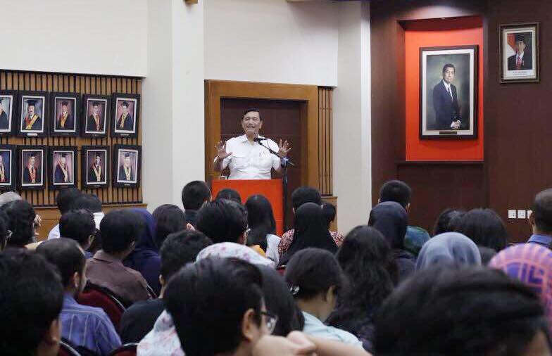 Menko Luhut Sebagai Pembicara Dalam Kuliah Umum Sosialisasi Kebijakan Kelautan Indonesia di UI Menko Luhut Sebagai Pembicara Dalam Kuliah Umum Sosialisasi Kebijakan Kelautan Indonesia di UI