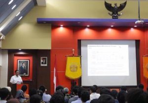 Bapak Luhut memaparkan materi kuliah umum di depan Mahasiswa Sarjana dan Pasca Sarjana UI serta Mahasiswa Universitas atau Perguruan Tinggi Lainnya.