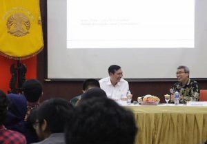 Menko Luhut bersama dengan Moderator sekaligus Ketua Pusat Kajian Asean Study Center FISIP UI selaku penyelenggaran acara,  Edi Prasetyono.