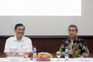 Menko Luhut bersama dengan Moderator Edi Prasetyono