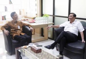 Menko Luhut bersama dengan Dekan FISIP UI Dr. Ari Setiabudi Susilo