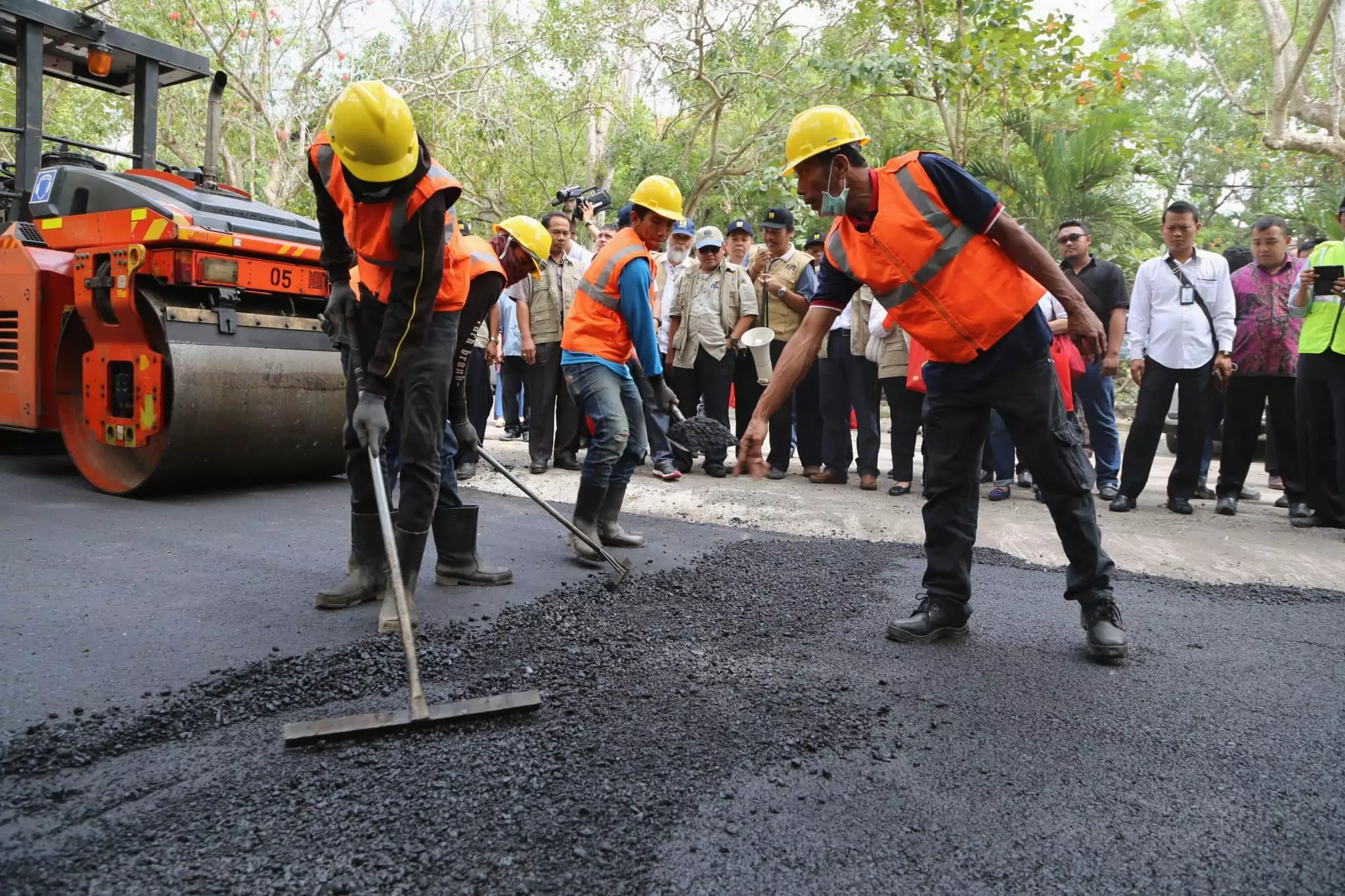 Jalan Aspal dengan Campuran Limbah Plastik Mulai Dibangun Jalan Aspal dengan Campuran Limbah Plastik Mulai Dibangun