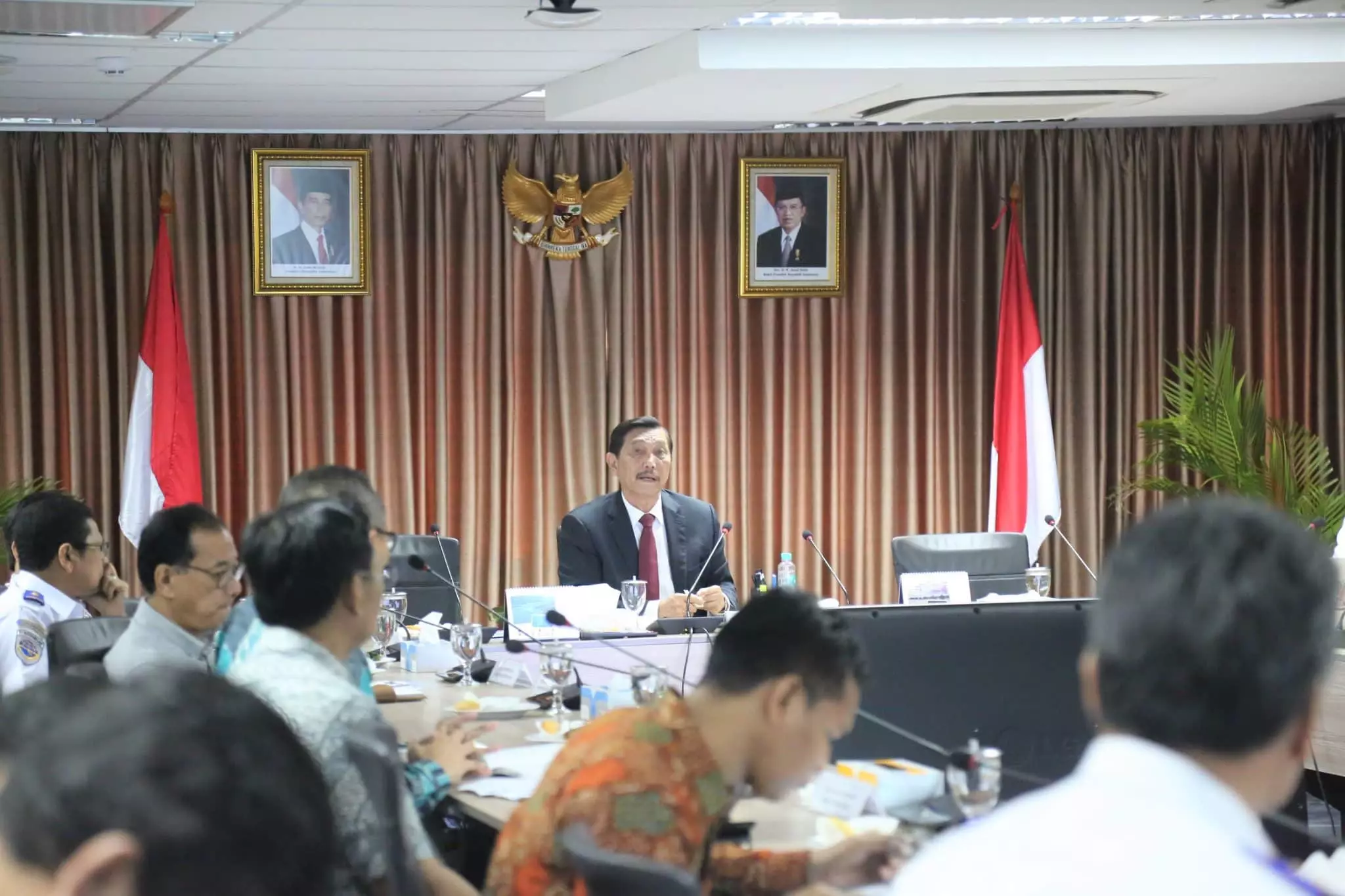 Menko Luhut Pimpin Rakor Pengelolaan Patimban, Kereta Cepat JKT-SBY dan MRT Timur-Barat Menko Luhut Pimpin Rakor Pengelolaan Patimban, Kereta Cepat JKT-SBY dan MRT Timur-Barat