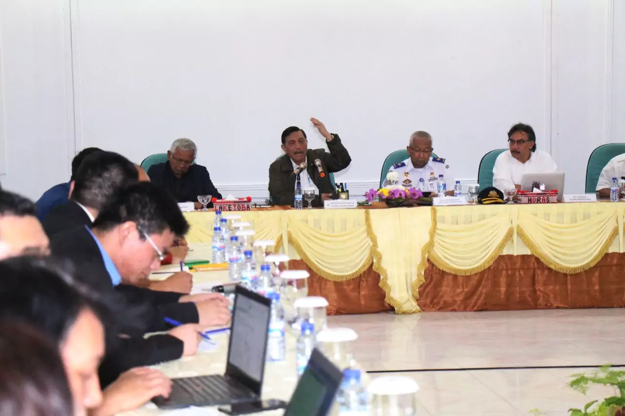 Menko Luhut Pimpin Rakor dengan Pelaku Usaha di Kawasan Strategis Pariwisata Nasional (KSPN) Danau Toba Menko Luhut Pimpin Rakor dengan Pelaku Usaha di Kawasan Strategis Pariwisata Nasional (KSPN) Danau Toba