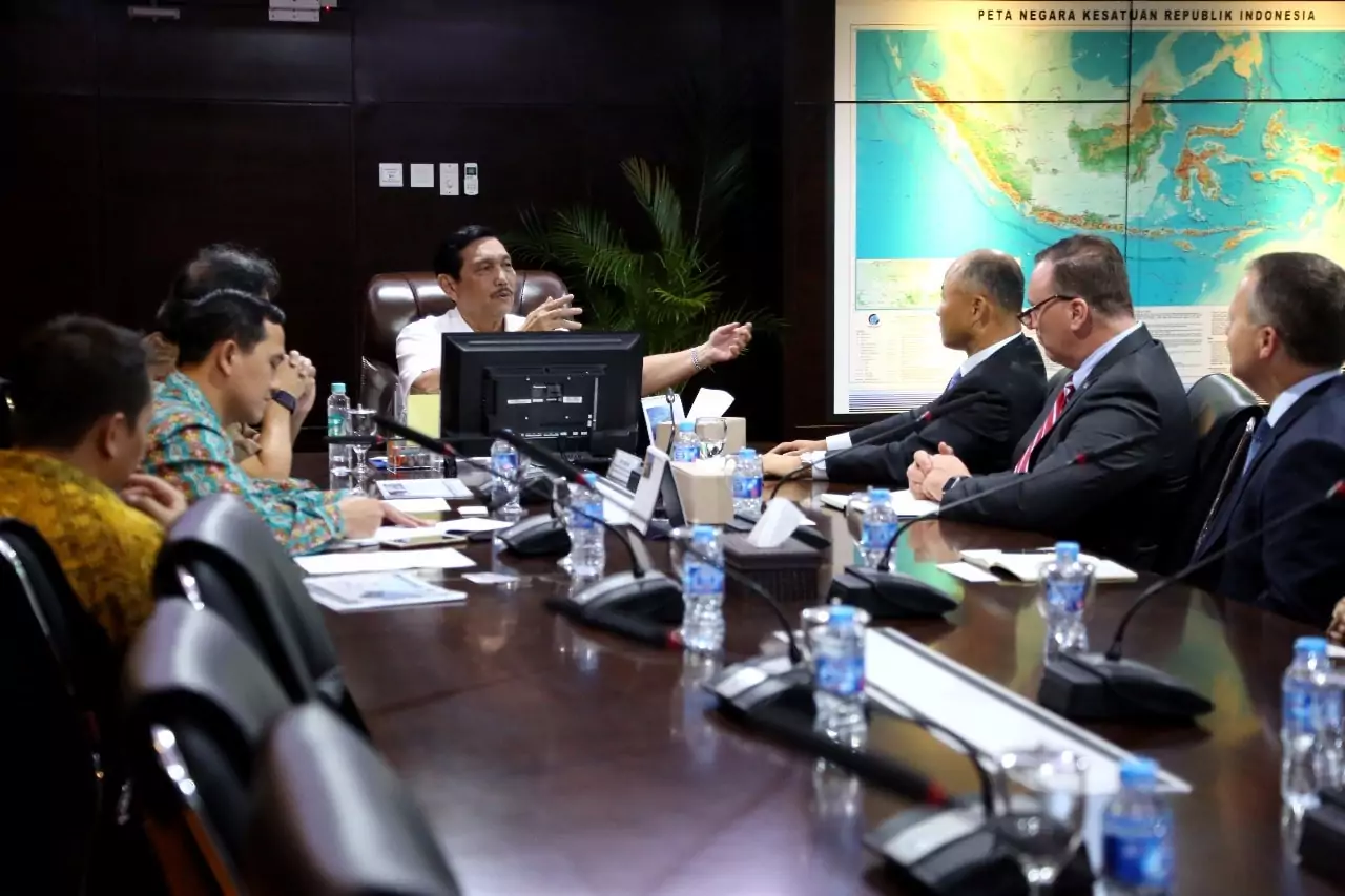 Menko Luhut Terima Mr. Yeoung Tae (Vice President for Indonesia of Global Sales & Marketing Boeing Defense, Space & Security (BDS) Menko Luhut Terima Mr. Yeoung Tae (Vice President for Indonesia of Global Sales & Marketing Boeing Defense, Space & Security (BDS)