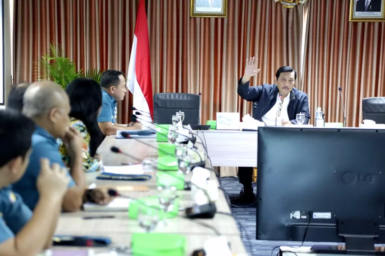 Menko Luhut Pimpin Rapat Koordinasi Lanjutan Penyusunan Kebijakan Aplikasi Teknologi Deteksi Kapal Selam Menko Luhut Pimpin Rapat Koordinasi Lanjutan Penyusunan Kebijakan Aplikasi Teknologi Deteksi Kapal Selam