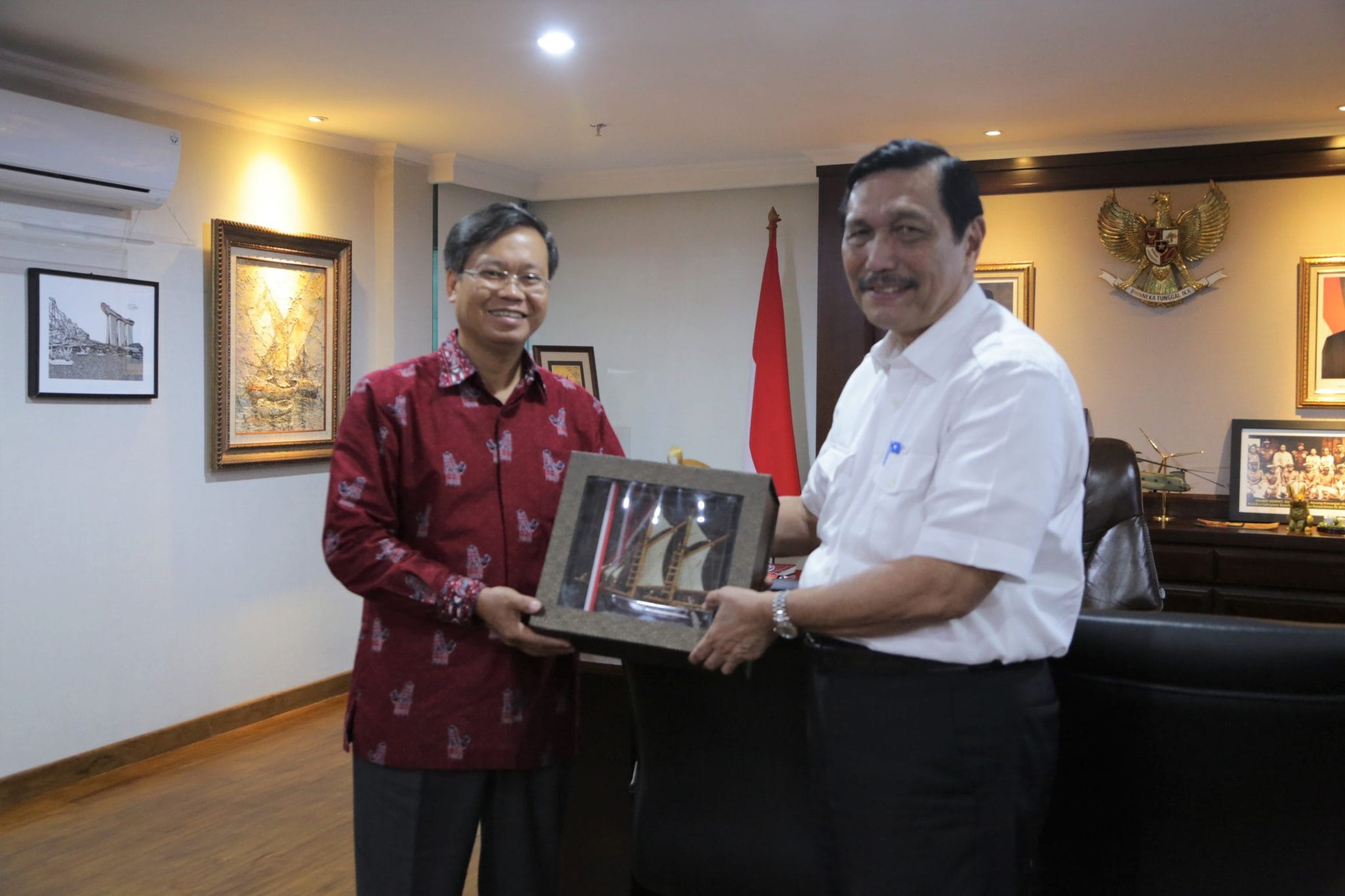 Menko Luhut Rapat Bersama Dubes Vietnam Untuk Indonesia di Kantor Maritim