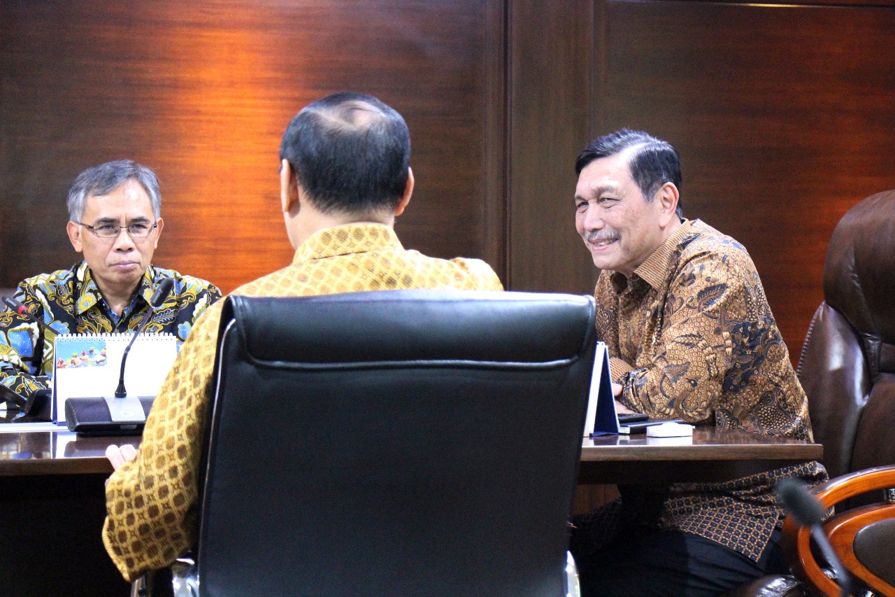 Menko Luhut Rapat dengan Ketua Umum OJK dan Gubernur BI