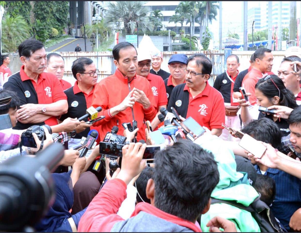 Menko Maritim Luhut B. Pandjaitan Dampingi Presiden Jokowi Bersepeda Usai Hadiri Acara Penyerahan Sertifikat Hak Atas Tanah Ke 7.486 Warga Jabodetabek