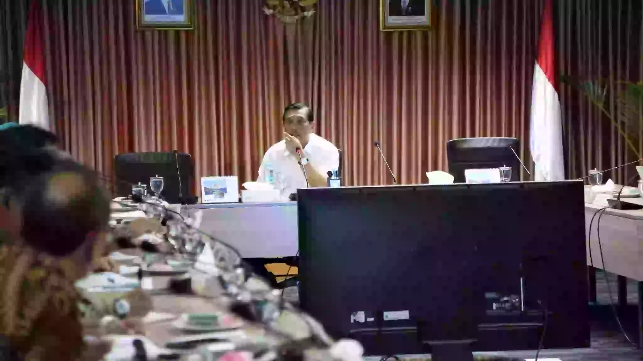 Menko Luhut Rapat Khusus Penyelesaian Bandara Internasional Jawa Barat (BIJB) Menko Luhut Rapat Khusus Penyelesaian Bandara Internasional Jawa Barat (BIJB)