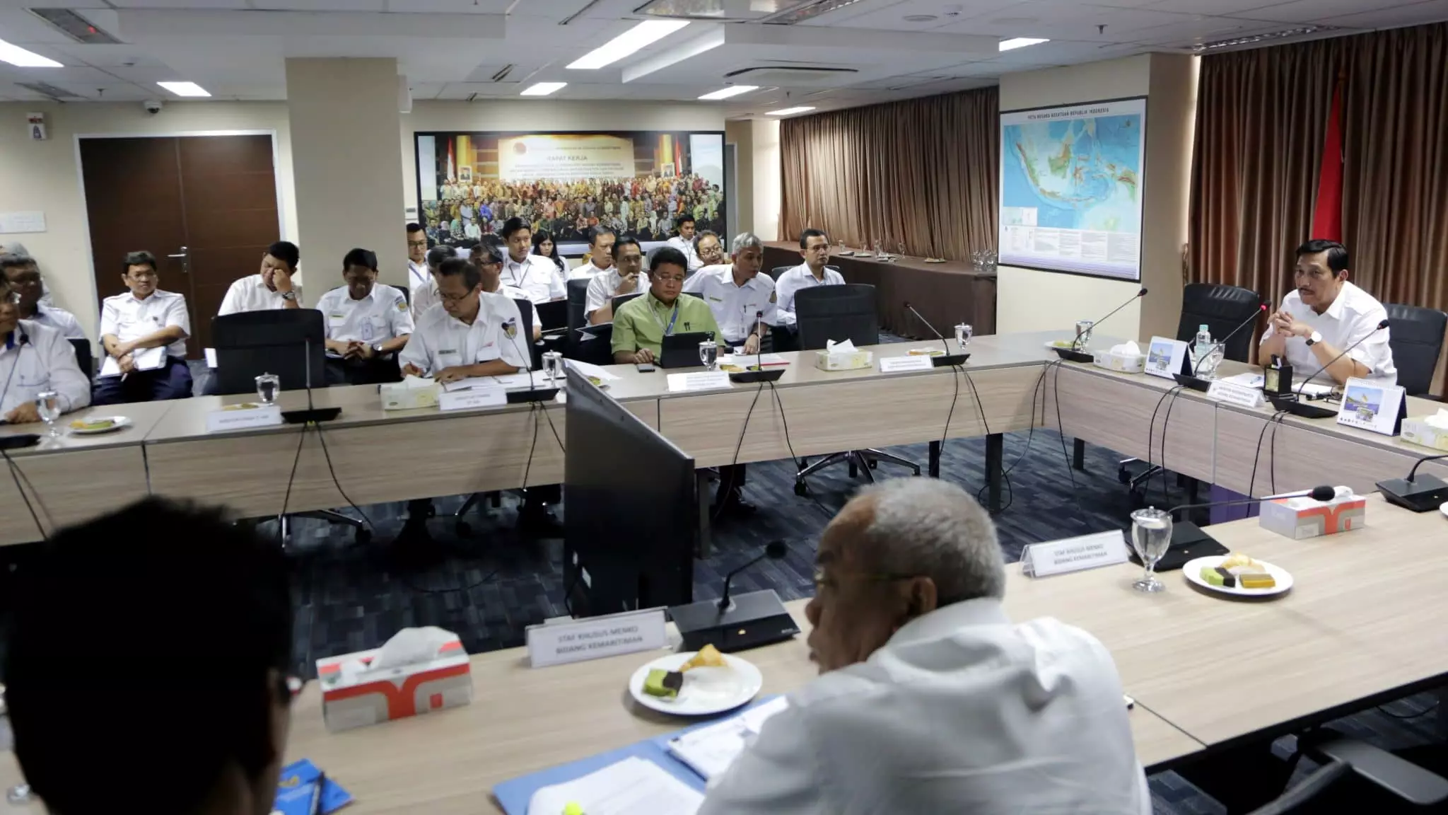 Menko Luhut pimpin Rakor LRT di Kantor Maritim Menko Luhut pimpin Rakor LRT di Kantor Maritim