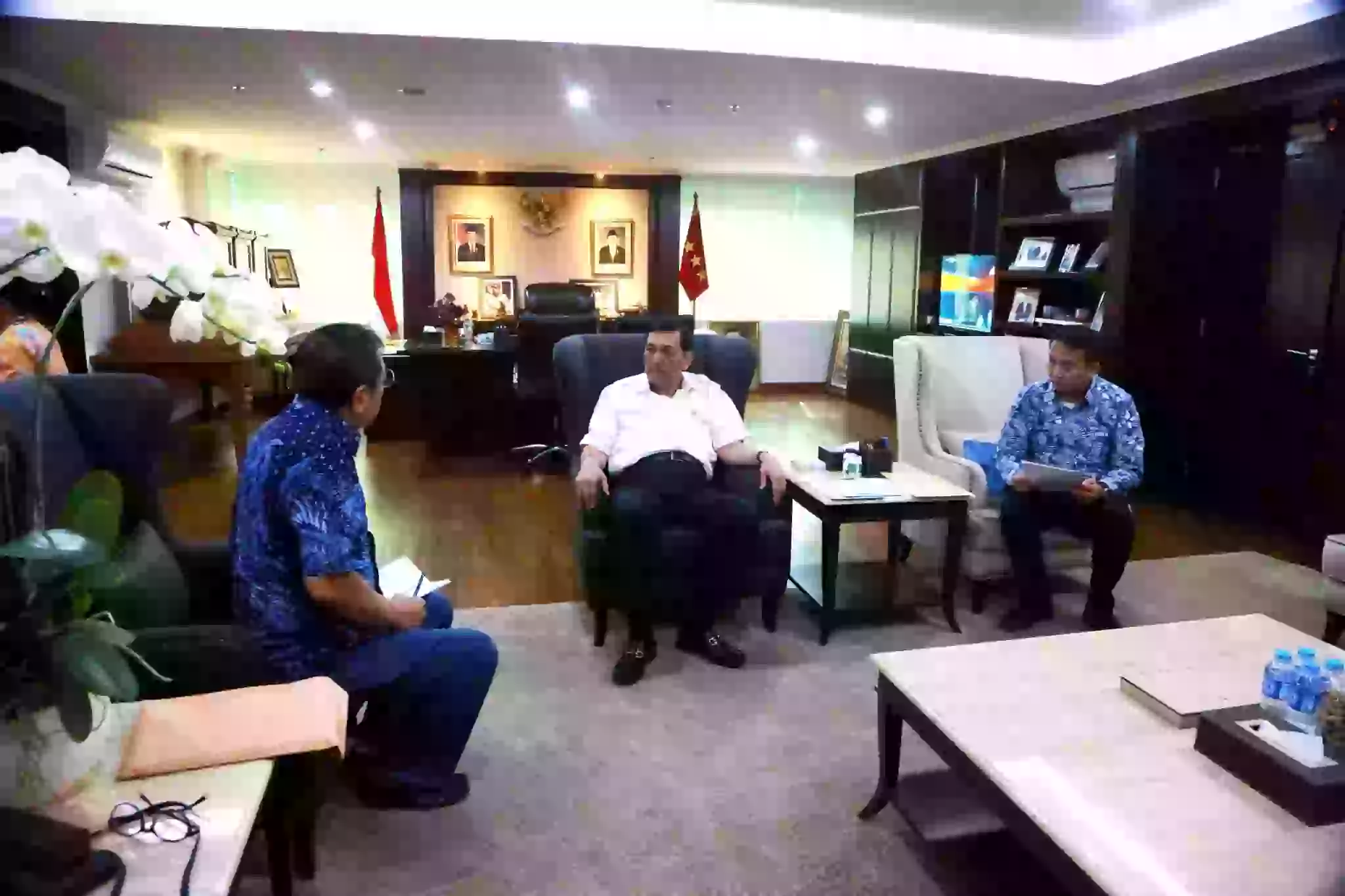 Menko Luhut Rapat dengan Direktur PT. Sumber Marine Shipyard dan Direktur Utama PT. Pelayaran Andalas Bahtera Baruna Menko Luhut Rapat dengan Direktur PT. Sumber Marine Shipyard dan Direktur Utama PT. Pelayaran Andalas Bahtera Baruna