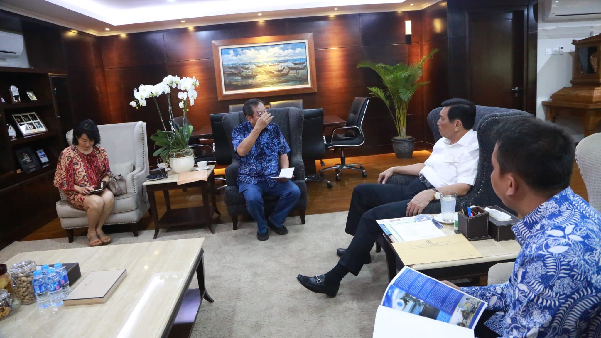 Menko Luhut Rapat dengan Direktur PT. Sumber Marine Shipyard dan Direktur Utama PT. Pelayaran Andalas Bahtera Baruna