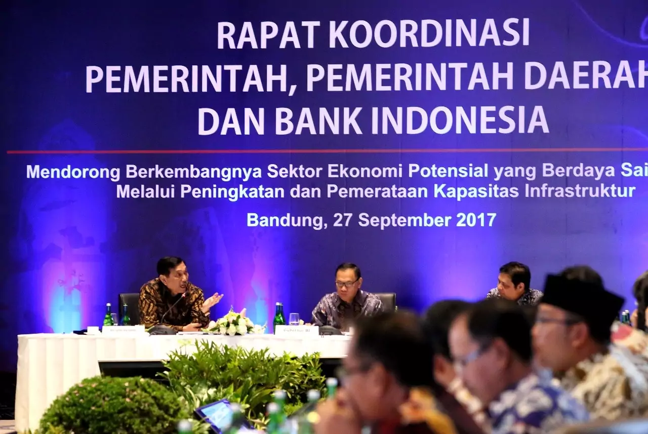 Menko Luhut Rakor Pemerintah, Pemerintah Daerah dan BI di Bandung Menko Luhut Rakor Pemerintah, Pemerintah Daerah dan BI di Bandung