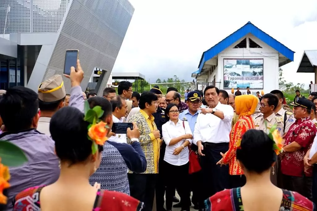Menko Luhut Meninjau Bandara Silangit Menko Luhut Meninjau Bandara Silangit