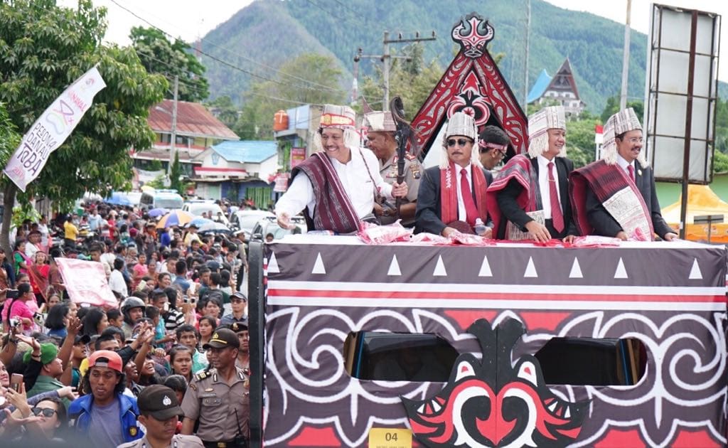 Hadiri Karnaval Kemerdekaan #PesonaDanauToba2017, Menko Luhut: Jangan Budaya Kita Hilang Karena Modernisasi