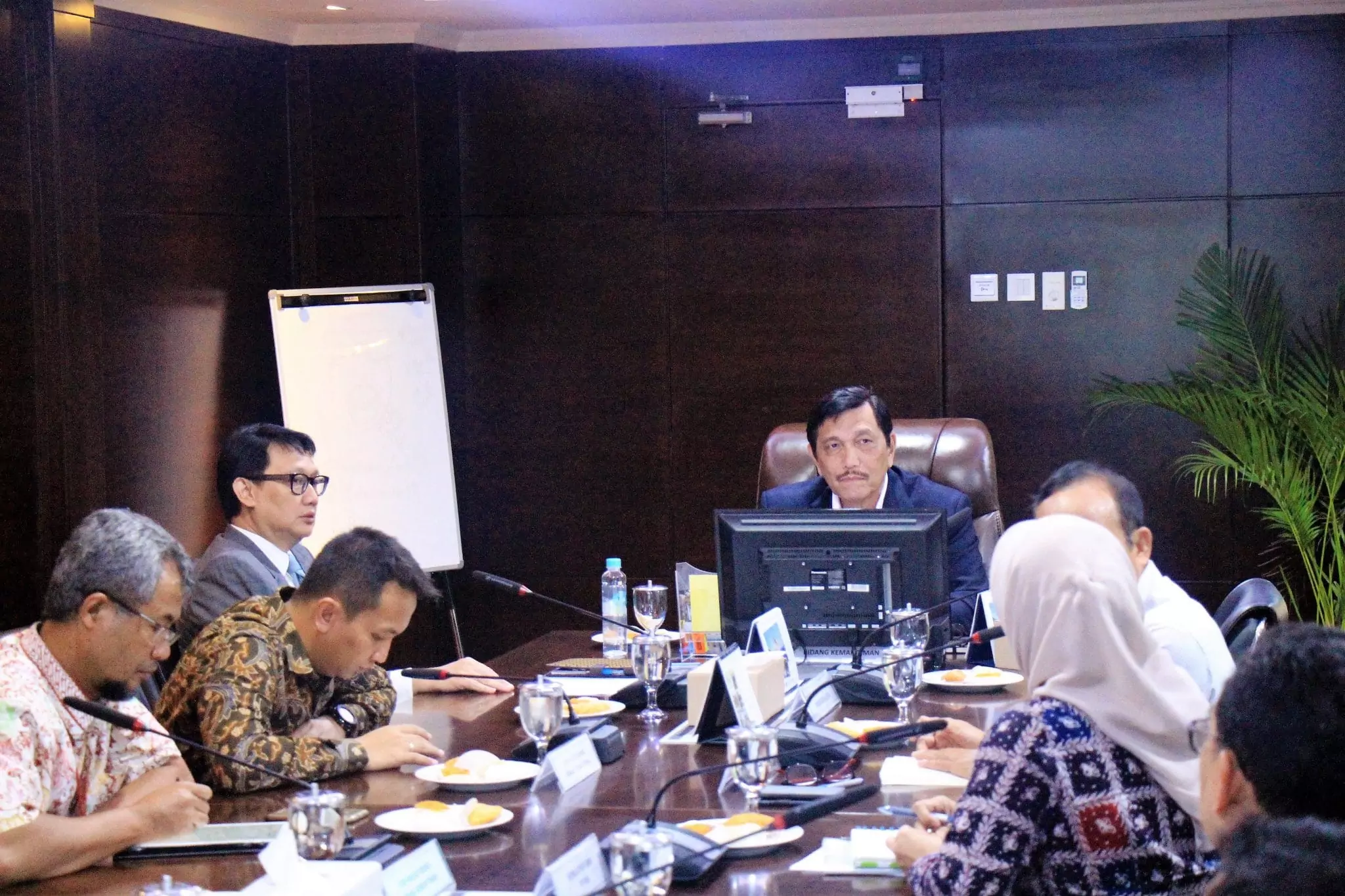 Menko Luhut Rapat Tentang Persiapan Kerjasama Keppel dengan PLN di Kantor Maritim, Menko Luhut Rapat Tentang Persiapan Kerjasama Keppel dengan PLN di Kantor Maritim,