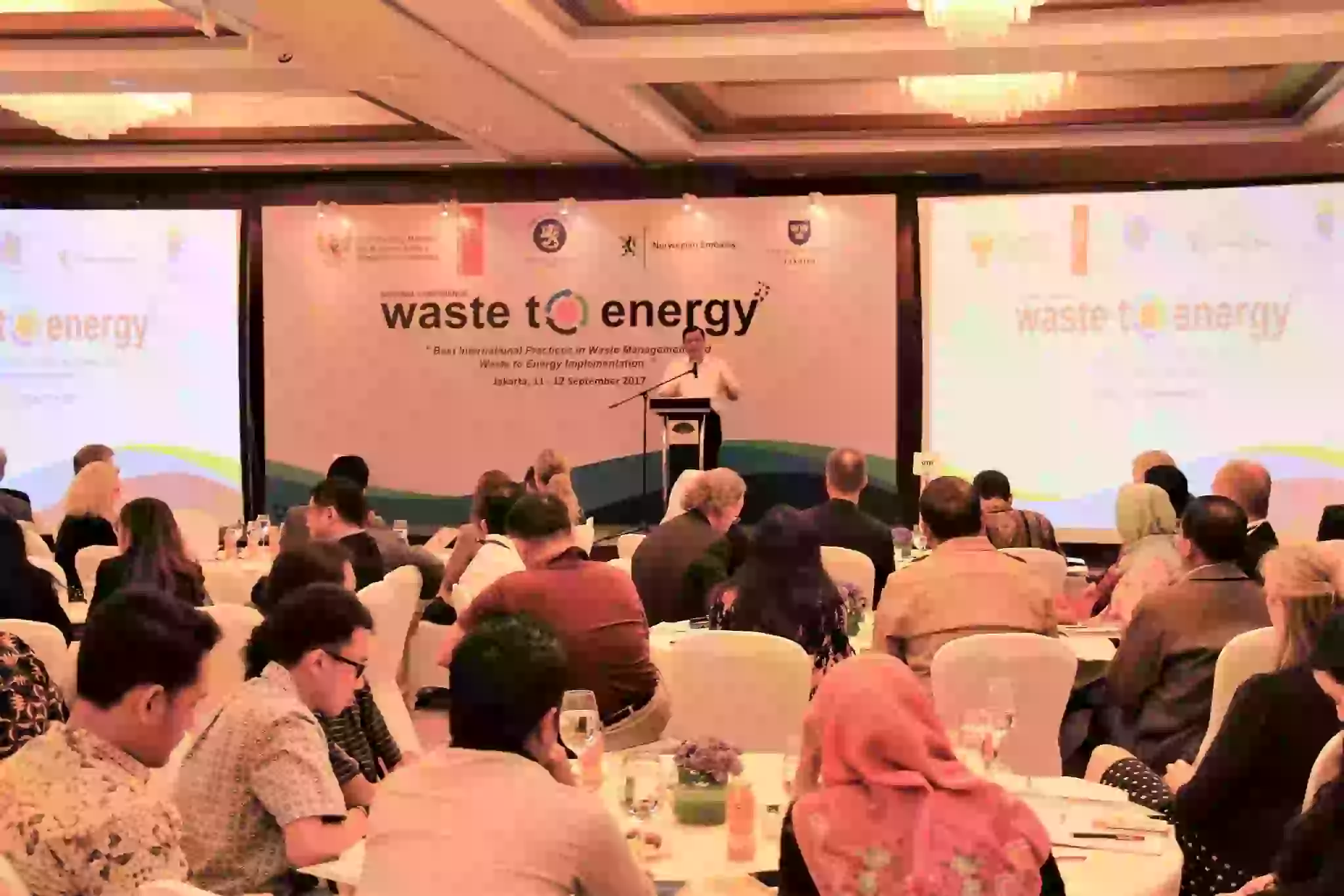Menko Luhut Membuka National Conference on Waste to Energy di Hotel Mandarin Menko Luhut Membuka National Conference on Waste to Energy di Hotel Mandarin