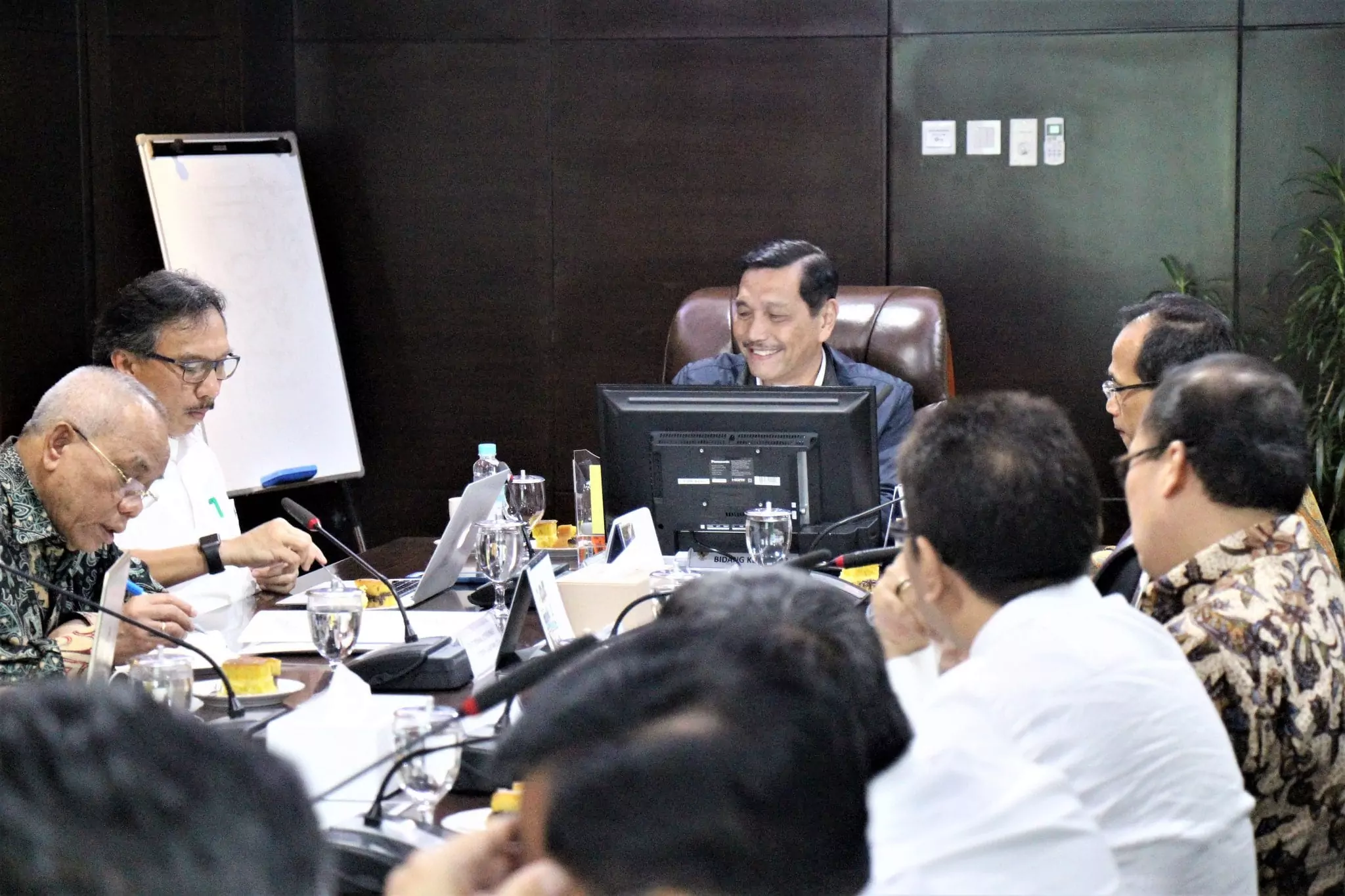 Menko Luhut Rapat Khusus Pembahasan Calon Operator Pelabuhan Patimban Menko Luhut Rapat Khusus Pembahasan Calon Operator Pelabuhan Patimban