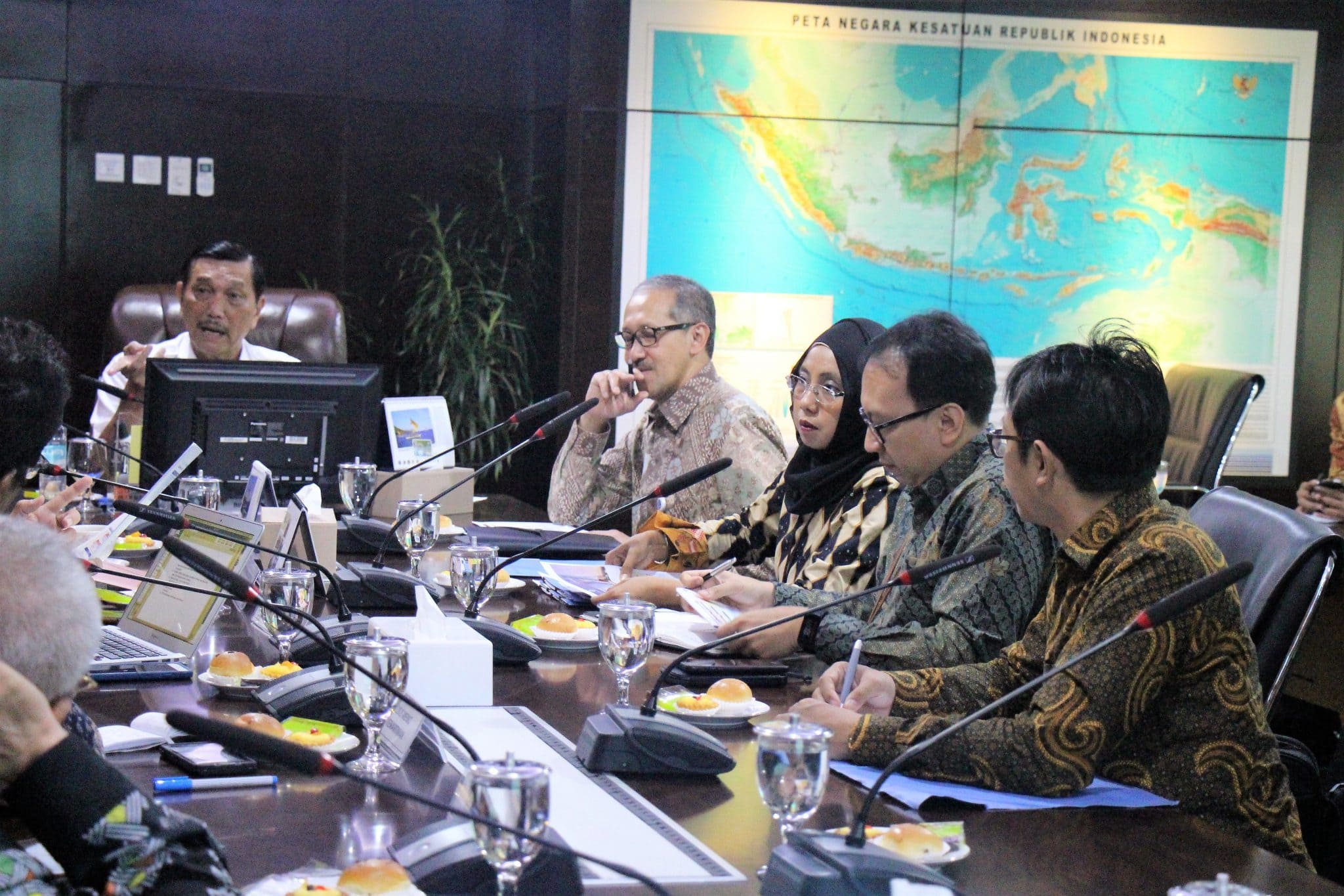 Menko Luhut Menerima Tim Bank Indonesia di Kantor Maritim
