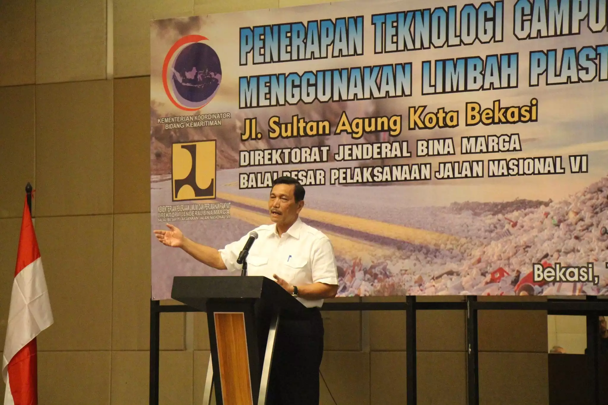 Menko Maritim Luhut B. Pandjaitan Memberikan Pidato Penerapan Teknologi Campuran Beraspal Menggunakan Limbah Plastik Menko Maritim Luhut B. Pandjaitan Memberikan Pidato Penerapan Teknologi Campuran Beraspal Menggunakan Limbah Plastik