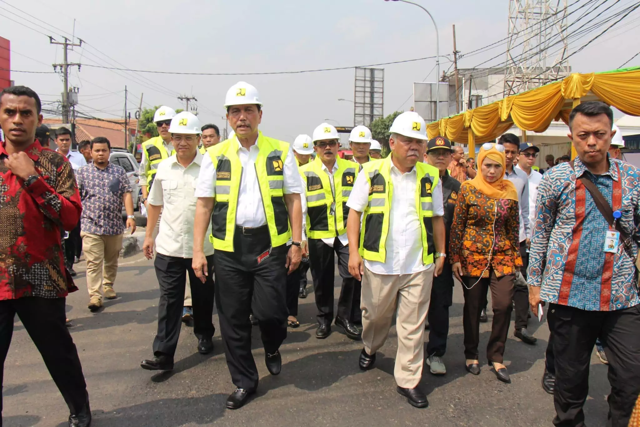 Menko Luhut dan Menteri PUPR Basuki Meninjau Lokasi Penerapan Teknologi Campuran Aspal Menggunakan Limbah Plastik Menko Luhut dan Menteri PUPR Basuki Meninjau Lokasi Penerapan Teknologi Campuran Aspal Menggunakan Limbah Plastik