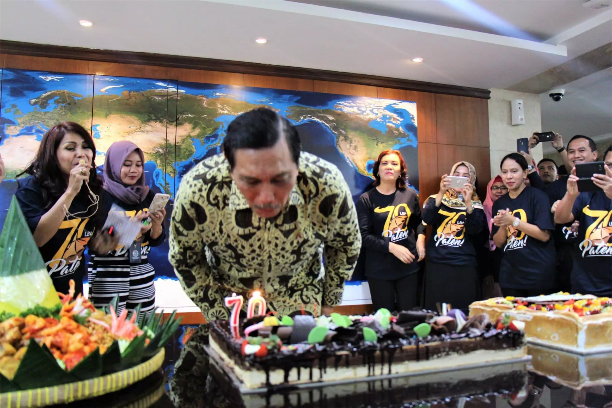 Kemenko Maritim Rayakan Ulang Tahun Menko Luhut Ke- 70 Kemenko Maritim Rayakan Ulang Tahun Menko Luhut Ke- 70