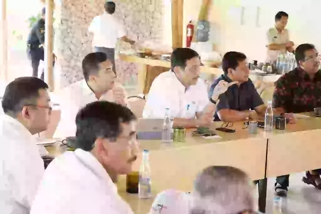 Menko Luhut Pimpin Rakor Pengembangan Bandara dan Kawasan Industri Buleleng Menko Luhut Pimpin Rakor Pengembangan Bandara dan Kawasan Industri Buleleng