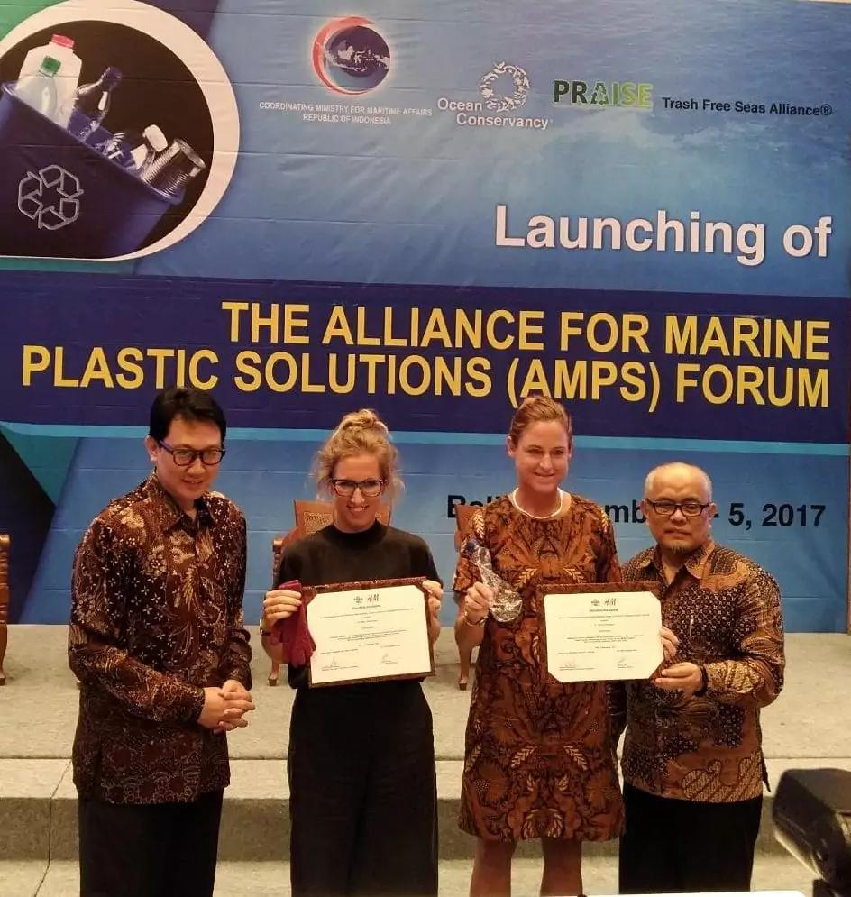Bottle2Fashion: Pemerintah Dukung Daur Ulang Botol Plastik Menjadi Produk Fashion Bottle2Fashion: Pemerintah Dukung Daur Ulang Botol Plastik Menjadi Produk Fashion