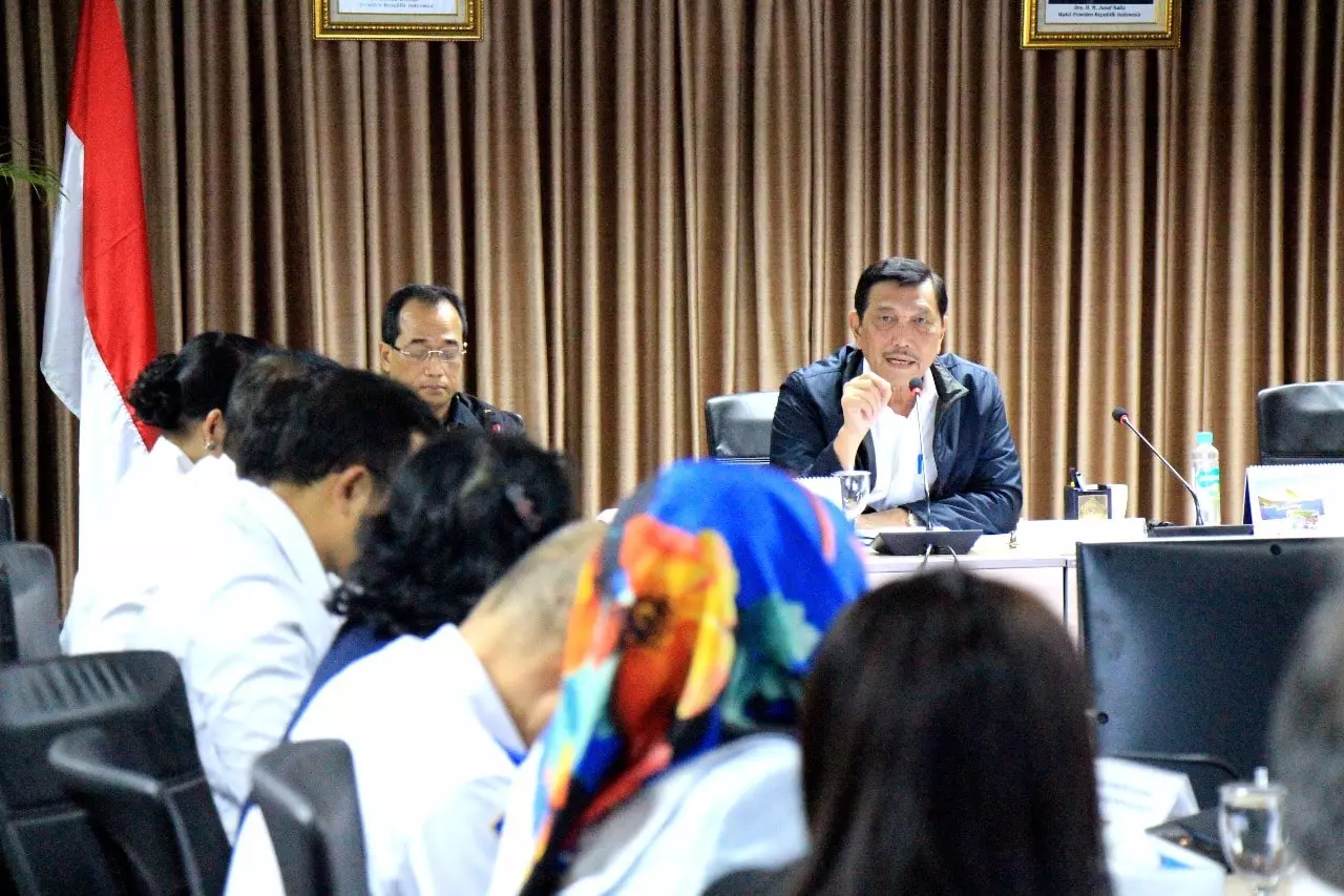 Menko Luhut Pimpin Rakor Tindak Lanjut LRT Jabodebek di Kantor Maritim Menko Luhut Pimpin Rakor Tindak Lanjut LRT Jabodebek di Kantor Maritim