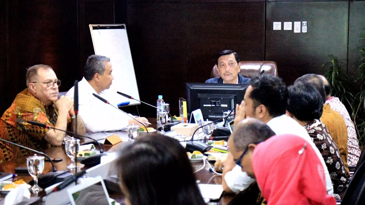 Menko Luhut Pimpin Rapat Koordinasi tentang Update Proyek HIV Tim UGM dan Tim CP Prima Menko Luhut Pimpin Rapat Koordinasi tentang Update Proyek HIV Tim UGM dan Tim CP Prima