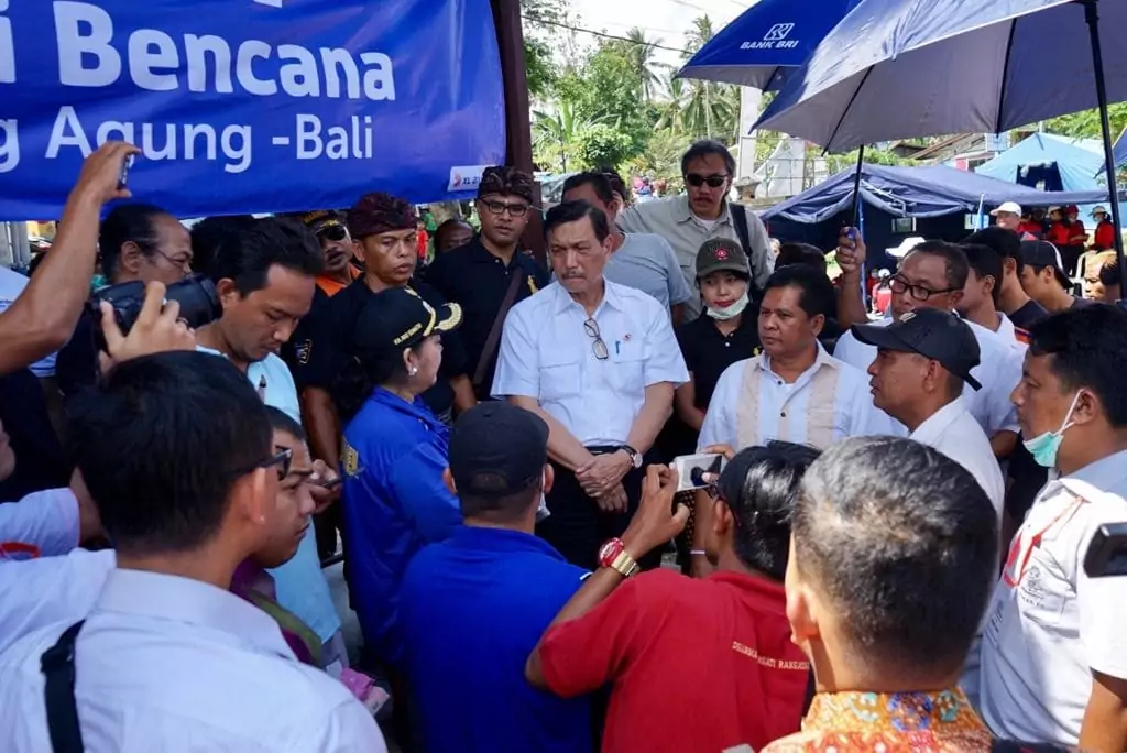 Menko Luhut Meninjau Tenda Pengungsian di Lapangan Karangagung Ulakan Menko Luhut Meninjau Tenda Pengungsian di Lapangan Karangagung Ulakan
