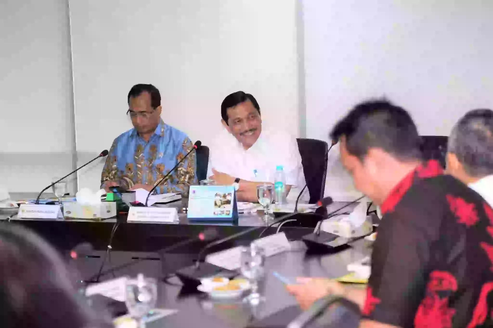 Menko Luhut Rapat MRT di Kantor Maritim Menko Luhut Rapat MRT di Kantor Maritim